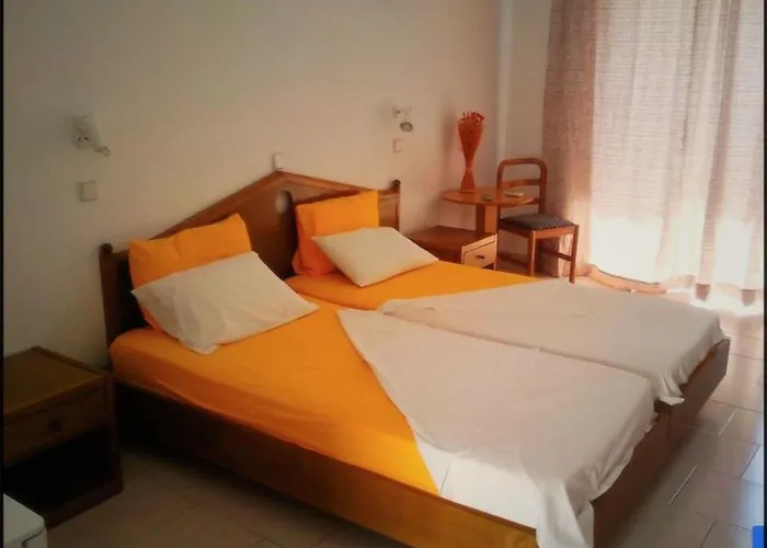 Room In Studio - Rock Garden Apartment By The Beach